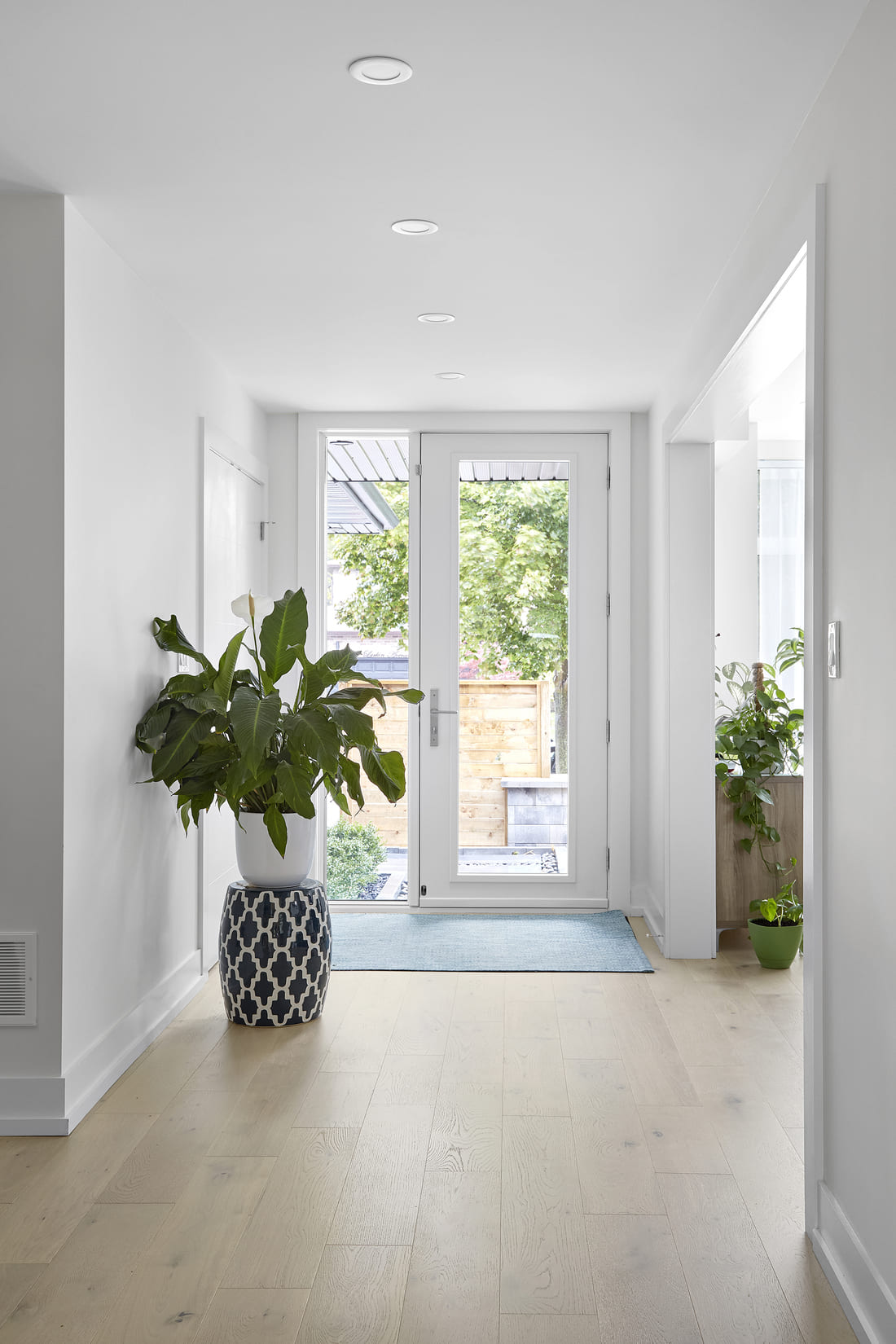 front entryway design with recessed lighting